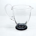  Helder glazen waterkan met aangezette zwarte schijfvoet Pluvius ontwerp W.J.Rozendaal 1934 uitvoering Kristalunie Maastricht 