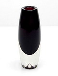  Dikwandig auberginekleurig vaasje met helderglazen overlay ontwerp Erkki Vesanto 1958 uitvoering Iittala / Finland 1958-'68 