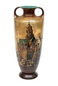  Aardewerk Paysage oorvaas van gegoten witbakkende klei met voorstelling van de Groote Kerk te Arnhem uitvoering Plateelbakkerij Zuid-Holland Gouda ca.1900 
