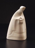 Wit geglazuurd aardewerk beeldje van devote vrouw ontwerp Chr.van der Hoef 1928 uitvoering Plateelbakkerij Zuid-Holland Gouda 