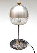  Metalen tafellamp op marmeren voet onderzijde kap is van helder persglas uitvoering toegeschreven aan Artemide Italië ca.1960 
