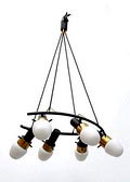  Zwart gelakte metalen hanglamp met zes witglazen kapjes flexibele ophanging uitvoering toegeschreven aan Stilnovo Italië ca.1960 