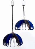  Twee Pop-Art hanglampen met afwisselend verchroomde paars-blauwe gelakte lamellen in hoogte verstelbaar ontwerp uitvoering onbekend Italië ca.1970 