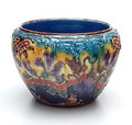  Aardewerk cache-pot met randreliëf en polychrome florale decoratie uitvoering toegeschreven aan Royal Bonn Duitsland ca.1925 