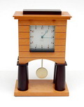  Houten en kunststof electrische klok ontwerp Michael Graves 1988 uitvoering Alessi / Italie 