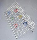  Wit geplastificeerd stalen kapstok met gekleurd nylon slang ontwerp Els Staal uitvoering onbekend Nederlands 1981 Ontwerp uit de High Tech periode van Els Staal toendertijd studente op de Arnhemse kunstacademie De kapstok is kort in produktie geweest productie van ca.200 stuks waarvan er ca.100 bij de Bijenkorf verkocht zijn Els Staal heeft meer dan 20 jaar als ontwerper en interieur architect gewerkt in A'dam New York en Parijs en woont momenteel in Parijs waar zij als creatief therapeut werkzaam is maar ook als kunstenaar exposeert http://elsstaalart.free.fr 