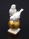  Porseleinen beeldje van twee vogels op gouden bal uitvoering Gerold Porzellan Bavaria / Duitsland ca.1935 