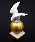  Porseleinen beeldje van adelaar op gouden bal uitvoering onbekend Duitsland ca.1935 