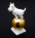  Porseleinen beeldje van hond op gouden bal uitvoering onbekend Duitsland ca.1935 