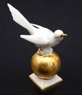  Porseleinen beeldje van ekster op gouden bal uitvoering Gerold Porzellan Tettau Bavaria / Duitsland ca.1935 