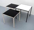  Drie metalen bijzettafeltjes met glazen blad gelakt metalen frame met volledig zwart of wit glas 1x hxbxd 40,8 x 39,8 x 39,8 cm 2x hxbxd 35,5 x 35 x 35 cm Ontwerp mogelijk Elmar Berkovich voor Metz&Co Amsterdam ca.1955 