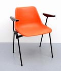  Kunststof Polyprop stoel met armleuningen polypropyleen zitting en geëmailleerd gebogen buisframe ontwerp Robin Day 1962 voor Hille / Engeland uitvoering Tecno / Italië 