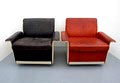 Twee RZ 62 fauteuils fiberglas frames met lederen bekleding op zwenk-wieltjes ontwerp Dieter Rams 1962 uitvoering Vitsoe Zapf Duitsland 