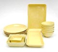  15 delen van eetservies Kilta ontwerp Kaj Franck 1948 uitvoering Arabia / Finland In productie 1953-1975 Maten Bord 5x 27,5 cm 1 met barst Vierkant bakje 1x 9,7 x 9,7 cm Vierkant bakje 1x 13,2 x 13,2 cm Vierkant bakje 1x 16 x 16 cm Rechthoekige schaal 1x 31 x 15,2 cm Rechthoekige schaal 1x 31 x 21,5 cm barst Kommetjes 5x diam 13,2 1 met barst 