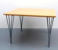  Salontafel houten blad met stalen spanpoten ontwerp Piet Hein 1968 uitvoering Fritz Hansen Denemarken 1990 