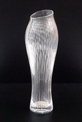  Helder glazen vaas met verticaal geslepen lijnen VARSANJALKI 3215 foal's foot ontwerp Tapio Wirkkala 1947 uitvoering Iittala / Finland 1947-'59 