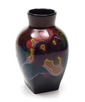  Aardewerk vaasje met polychrome florale decoratie ontwerp Jan Montagne oprichter Aardewerkfabriek Iris 1925 uitvoering Iris Gouda 1925-'35 