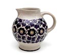  Steengoed schenkkan met blauw geglazuurde florale decoratie ontwerp Ludwig Leybold uitvoering Merkelbach Duitsland ca.1910 