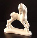 Wit geglazuurd beeld van een paard ontwerp Pieter Swildens 1936-'40 uitvoering Zuid-Holland Gouda 