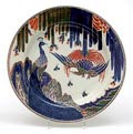 Aardewerk wandschotel met polychrome decoratie van pauwen decor naar Leon Senf 1921 uitvoering de Porceleyne Fles / Delft 