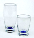 Helderglazen bekers 2x hoog 14,4 9,4 cm met rondgeslepen bovenzijde met blauwe plek in bodem ontwerp Alessandro Mendini 1994 uitvoering Ritzenhoff / Duitsland 