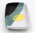 Aardewerk rechthoekig schaaltje met abstracte geglazuurde decoratie ontwerp Ettore Sottsass ca.1958 uitvoering Bitossi / Italië voor de Bijenkorf / Amsterdam 