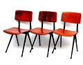 Drie schoolstoelen zwart metalen frame en plywood zitting en rugleuning ontwerp Friso Kramer 1958 in samenwerking met Wim Rietveld uitvoering de Cirkel voor Ahrend / Amsterdam jaar van uitvoering onbekend 