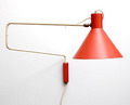 Verstelbare metalen muurlamp met rode metalen kap ontwerp J.M.M.Hoogervorst ca.1955 uitvoering Anvia Almelo 