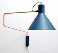 Verstelbare metalen muurlamp met blauwe metalen kap ontwerp J.M.M.Hoogervorst ca.1955 uitvoering Anvia Almelo 