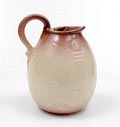 Gespikkeld beige geglazuurde kan met abstracte decoratie in reliëf ontwerp toegeschreven aan C.J.Gellings ca.1931 uitvoering Kennemer Potterij / Velsen 