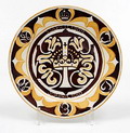 Polychroom geglazuurd aardewerk wandbordje uitgegeven ter gelegenheid van de eerste verjaardag van Prinses Juliana in 1910 ontwerp C.A.Lion Cachet uitvoering De Sphinx / Maastricht 