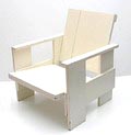Wit geschilderde houten kratstoel naar Gerrit Rietveld 1934 uitvoering onbekend op latere datum 