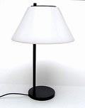 Zwart gelakte metalen bureaulamp met witte kunststof kap ontwerp Per Iversen ca.1965 uitvoering Louis Poulsen / Denemarken 
