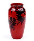 Rood geglazuurde aardewerk vaas met florale decoratie in zwart uitvoering Maarssen 1927-'30 voorheen St.Lukas / Utrecht 