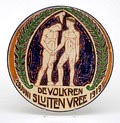 Aardewerk polychroom gedecoreerde wandschotel De Volkren Sluiten Vree 28 juni 1919 ontwerp Ninaber van Eijben uitvoering Ivora / Gouda 