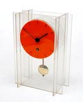 Transparante plexiglazen klok met oranje wijzerplaat ontwerp uitvoering onbekend,ca.1970 