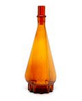 Driehoekige amberglazen Rynbende fles op geribbelde voet en met geribbeld glazen stop ontwerp A.D.Copier 1936 uitvoering Glasfabriek Leerdam 