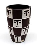 Aardewerk vaas met reliëf-decoratie van maskers ontwerp uitvoering Jaap Ravelli ca.1955 