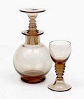 Elixer karaf en een glaasje van servies Traditie ontwerp W.J.Rozendaal 1932-'33 uitvoering Kristalunie Maastricht 