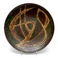 Aardewerk wandschotel met abstracte decoratie ontwerp Jan Schuurkes ca.1960 uitvoering Cor Unum 