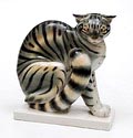 Porseleinen beeld van zittende kat met polychrome decoratie ontwerp Arthur Storch ca.1925 uitvoering Schwarzburger Werkstätten für Porzellankunst / Duitsland 