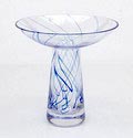 Helderglazen Serica vaas met decoratie van blauwe grillige glasdraadjes ontwerp Sybren Valkema 1955 uitvoering Glasfabriek Leerdam 