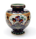 Aardewerk Juliana vaas met polychrome florale decoratie uitvoering Plateelbakkerij Rozenburg / Den Haag 1913 