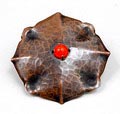 Achtkantige gehamerde roodkoperen broche met oranje siersteen ontwerp onbekend Nederland ca.1930 