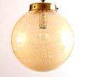  Hanglamp met goudgeel glazen bol waarin witte glasdraden ontwerp uitvoering onbekend Murano / Italië a.1970 