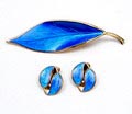 Set van broche oorbellen blauw geëmailleerd verguld zilver ontwerp Willy Winnaess ca.1955 uitvoering David Anderson / Noorwegen 