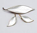 Set van broche oorbellen wit geëmailleerd zilver ontwerp Willy Winnaess ca.1955 uitvoering David Anderson / Noorwegen 