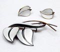 Set van broche oorbellen wit / zwart geëmailleerd zilver ontwerp Willy Winnaess ca.1955 uitvoering David Anderson / Noorwegen 