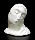 Wit geglazuurde porseleinen beeldje van vrouw met kind ontwerp Tono Zoelch 1928 uitvoering Rosenthal / Bavaria 1928 