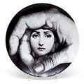 Porseleinen wandbord Tema E Variazione No.219 ontwerp Piero Fornasetti / Italië 1950-'88 